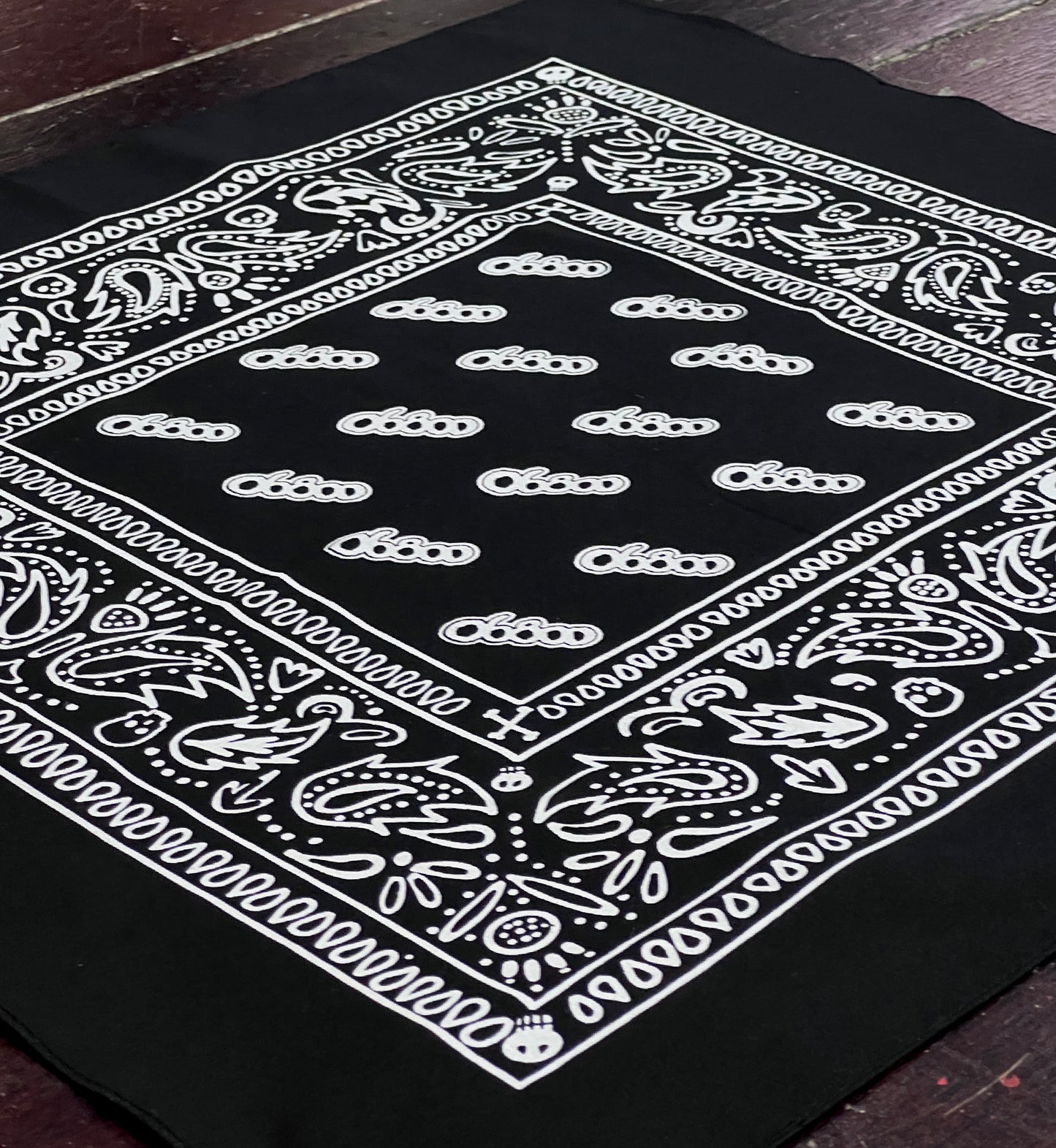 BANDANA NEGRA ESTAMPADA A MANO