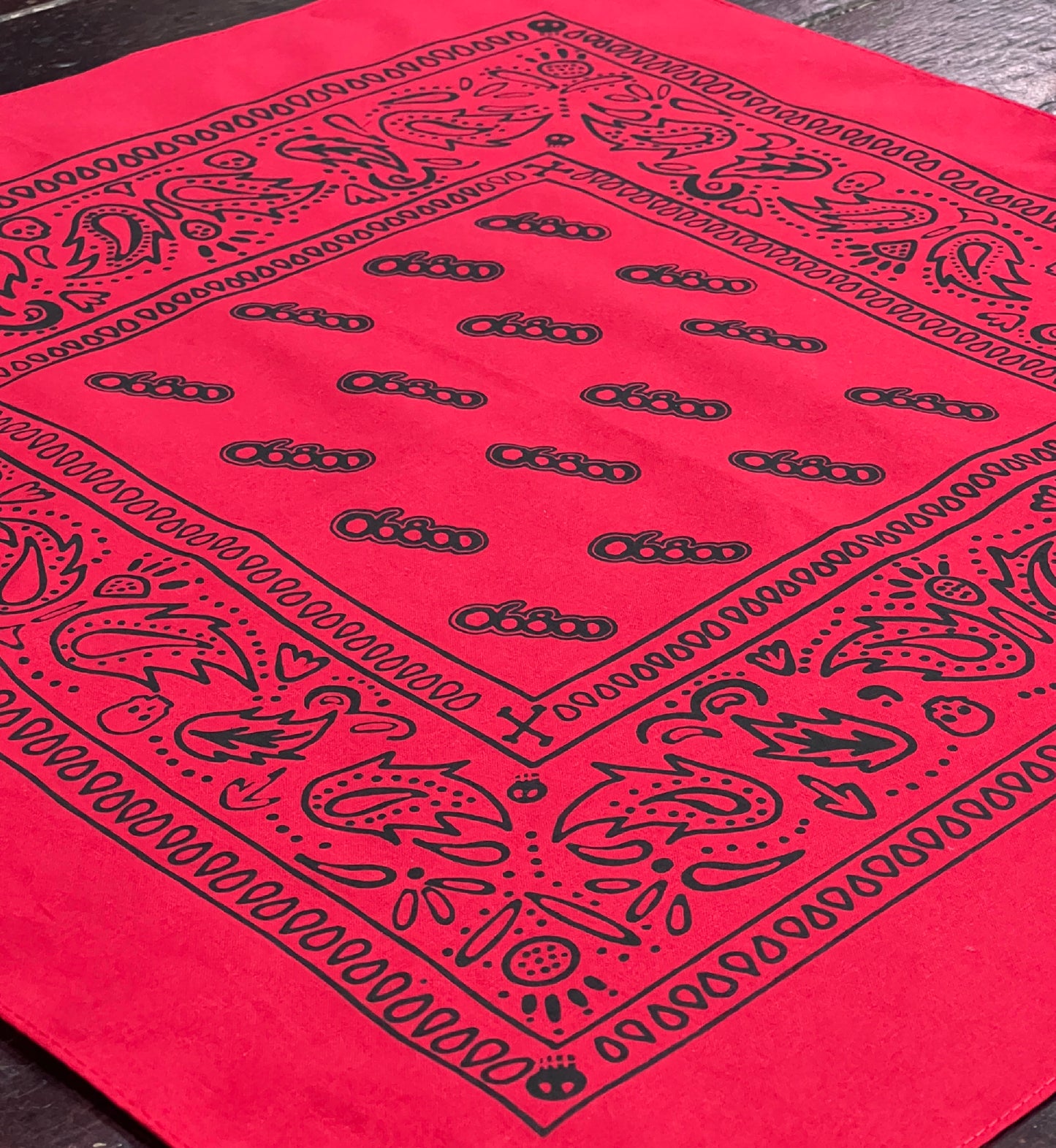 BANDANA ROJA ESTAMPADA A MANO