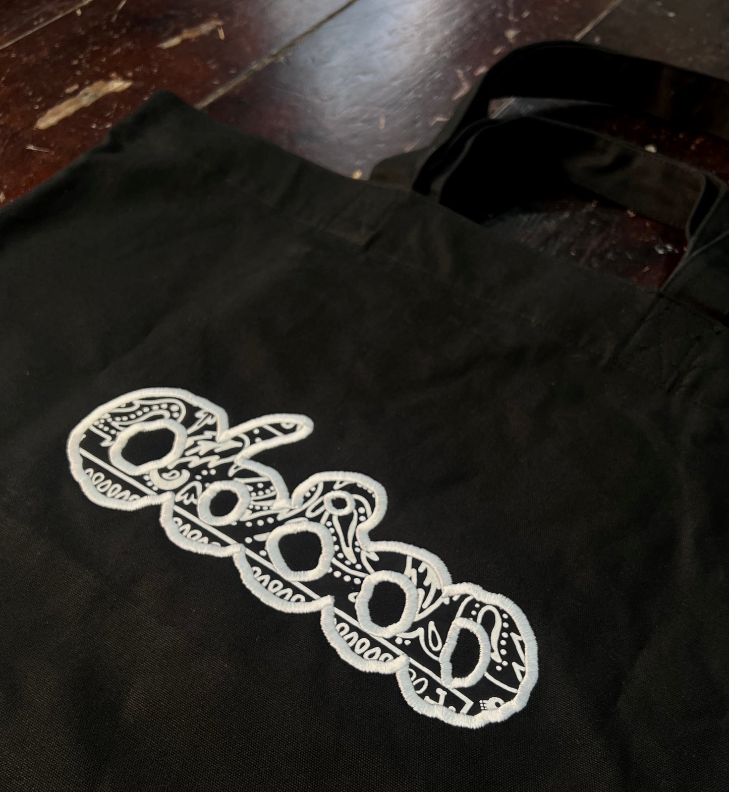 SHOPPING BAG NEGRO CON TELA BANDANA BORDADA
