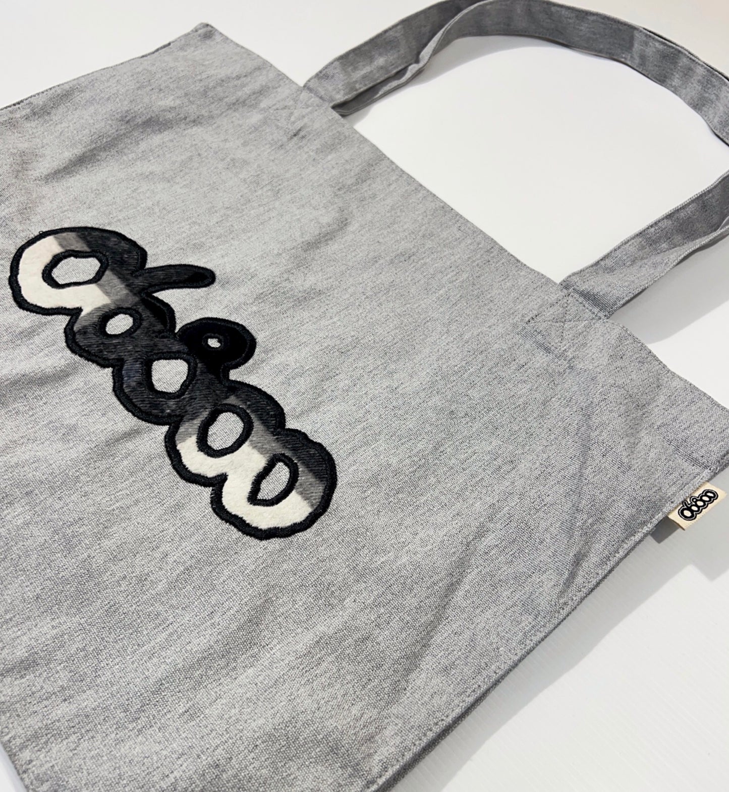 SHOPPING BAG GRIS CON TELA DE PAÑO DE CUADROS BLANCOS Y NEGROS