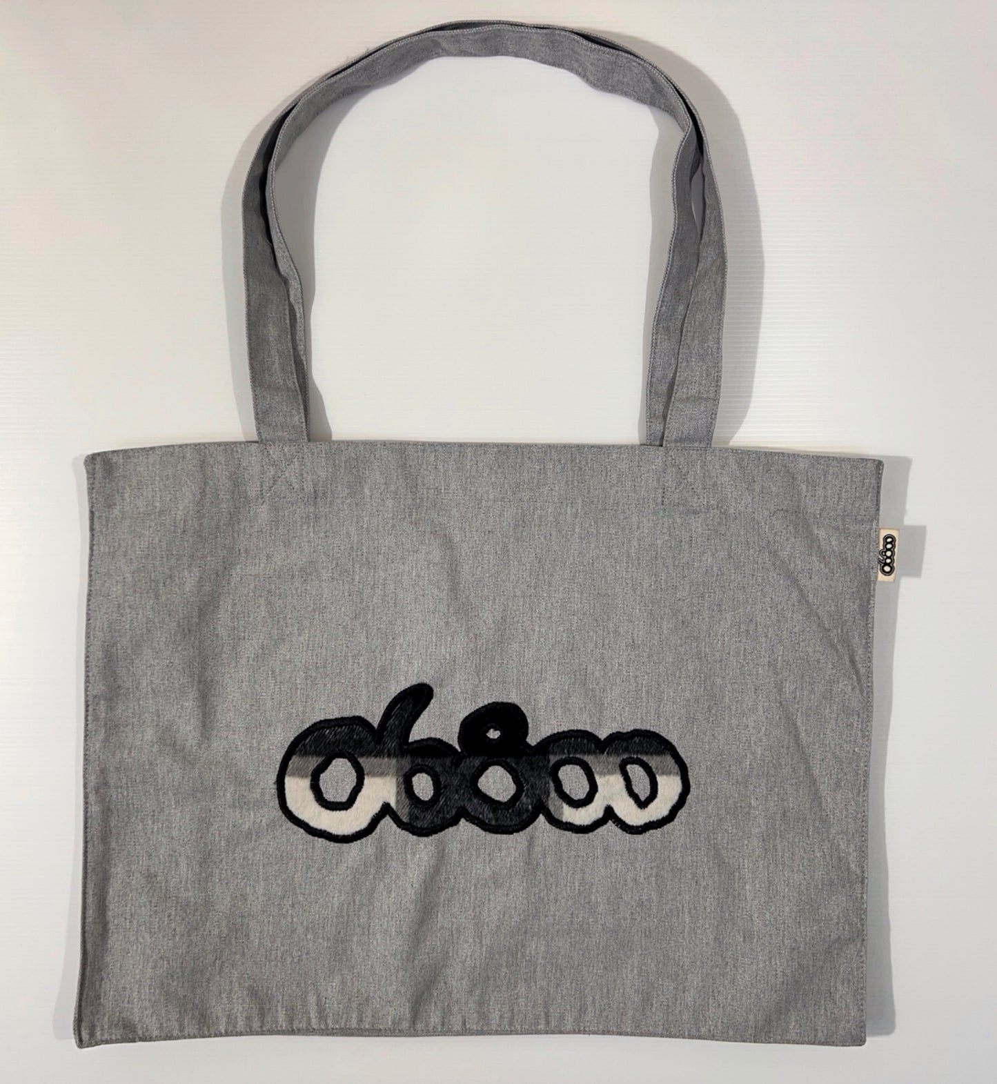 SHOPPING BAG GRIS CON TELA DE PAÑO DE CUADROS BLANCOS Y NEGROS