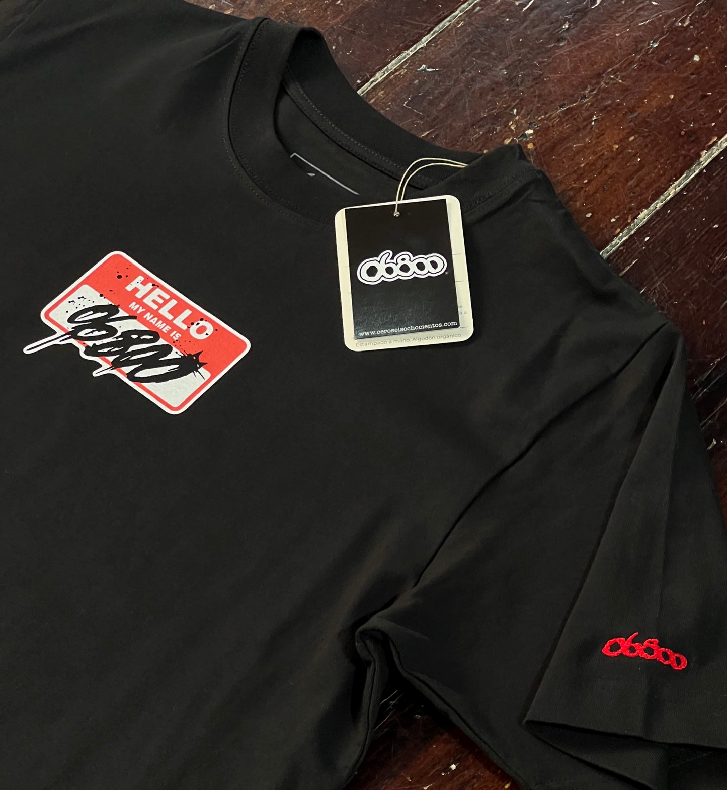 CAMISETA NEGRA HELLO MY NAME IS 06800