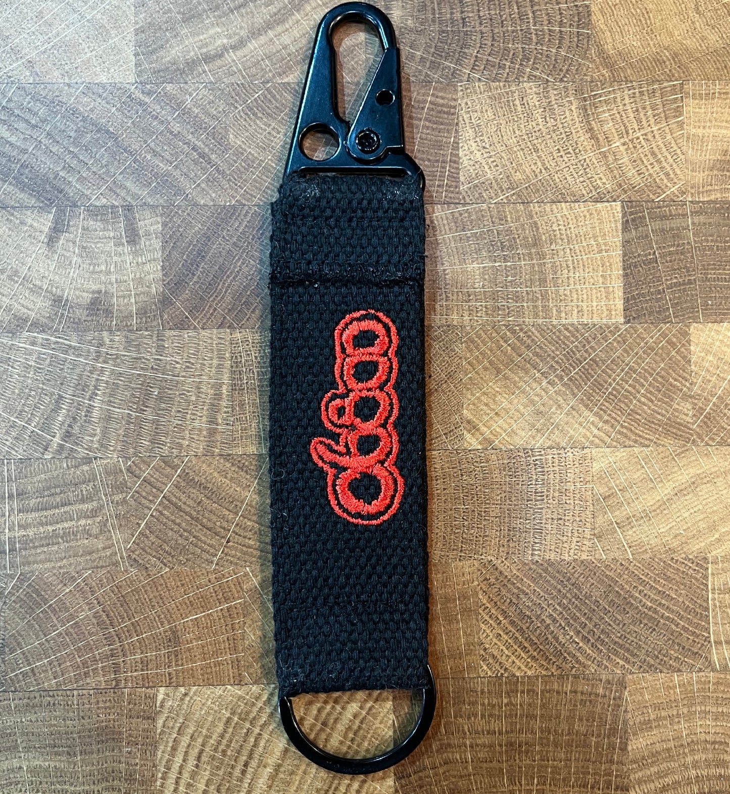 LLAVERO NEGRO ALGODÓN 06800 BORDADO EN ROJO