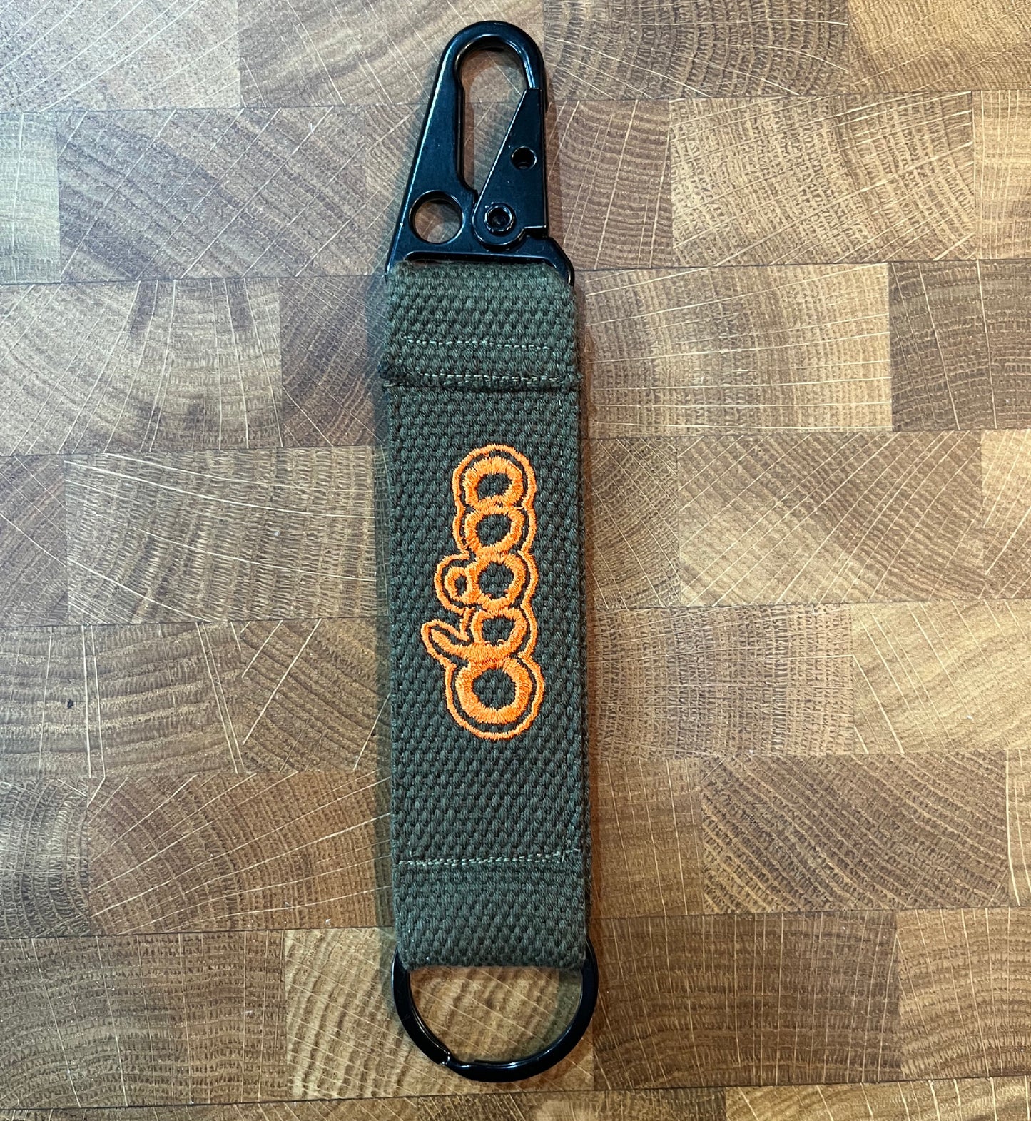 LLAVERO VERDE KHAKI DE ALGODÓN 06800 BORDADO EN NARANJA