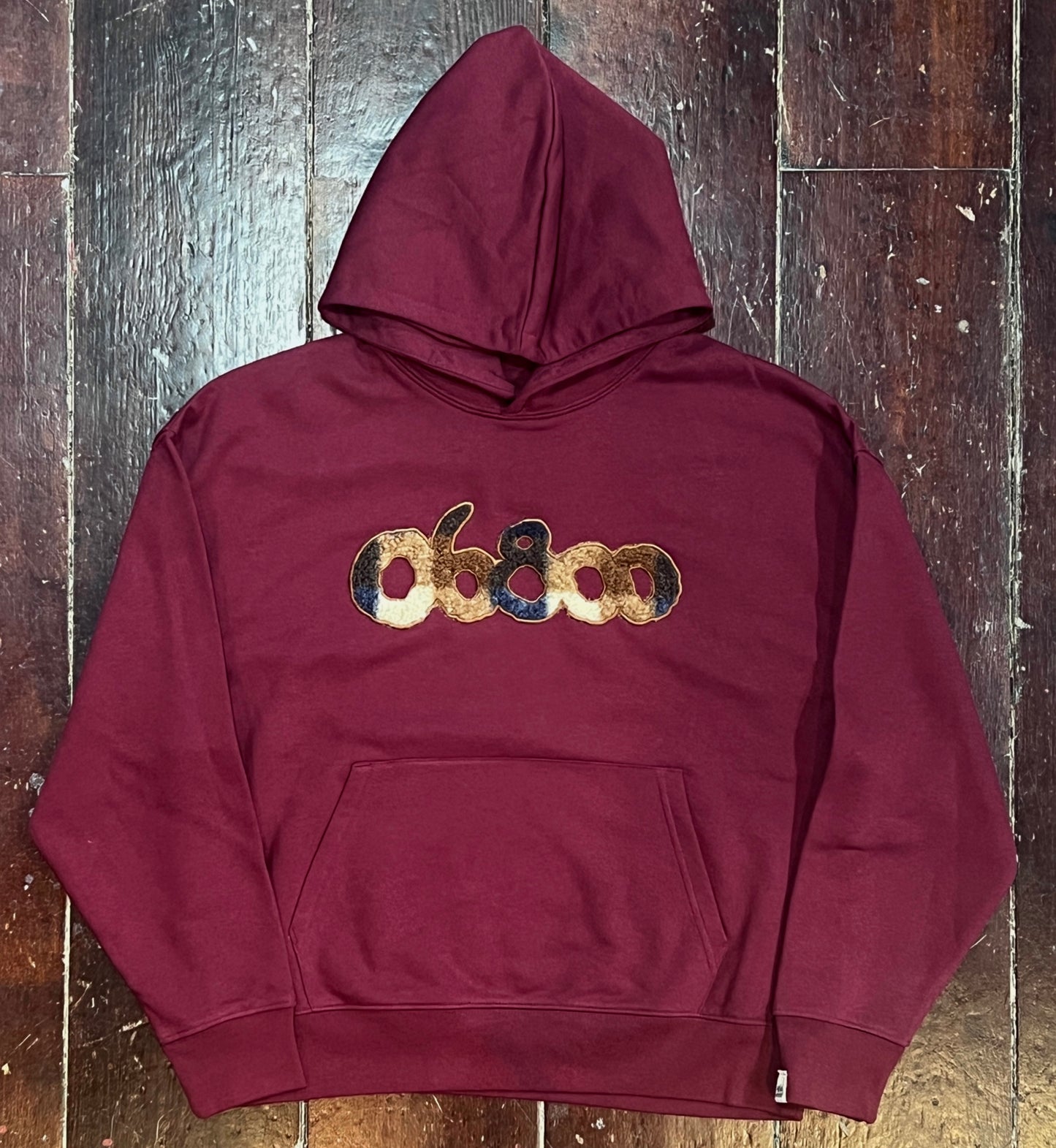 SUDADERA BURDEOS CON TELA DE BORREGUITO A CUADROS Y BORDADO