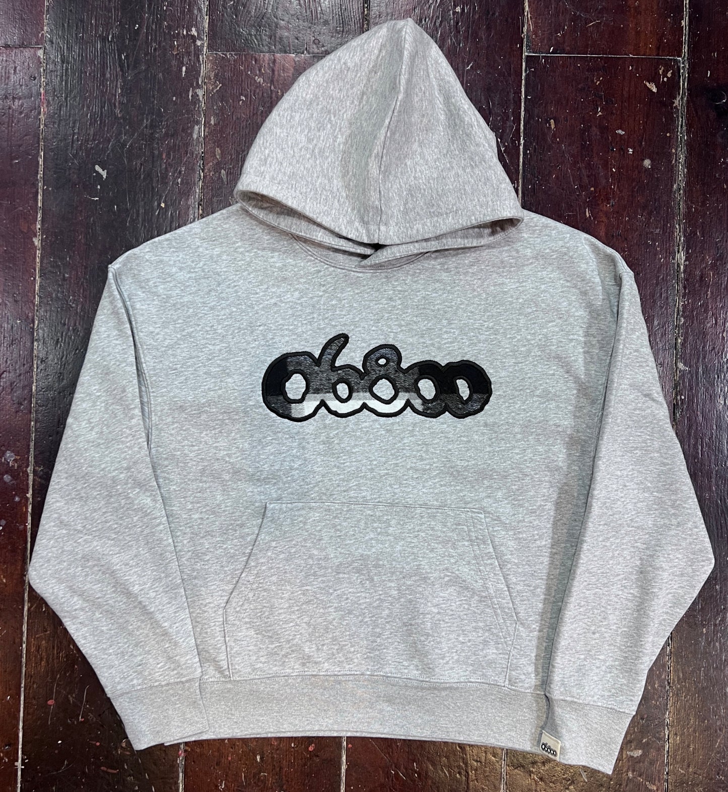 SUDADERA GRIS CON TELA A CUADROS BLANCO Y NEGRO BORDADO