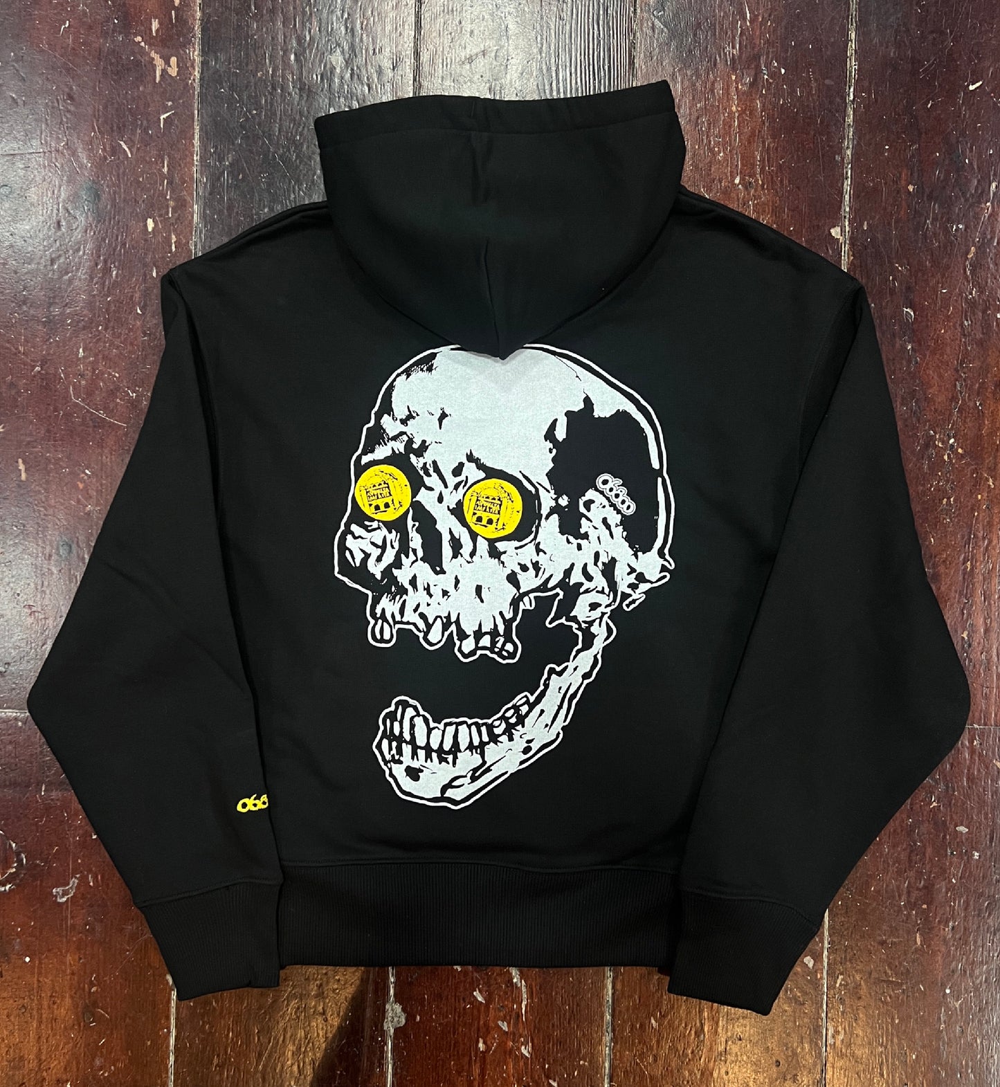 SUDADERA NEGRA CALAVERA CON MONEDAS EN LOS OJOS "CARONTE" 06800