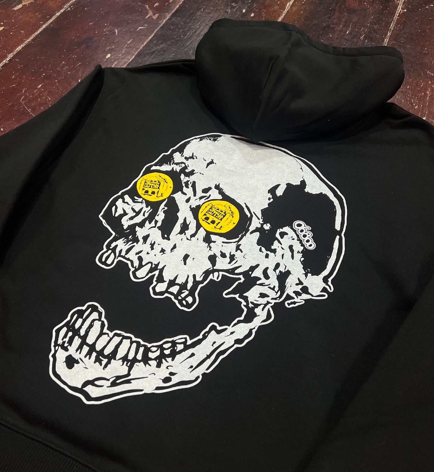 SUDADERA NEGRA CALAVERA CON MONEDAS EN LOS OJOS "CARONTE" 06800