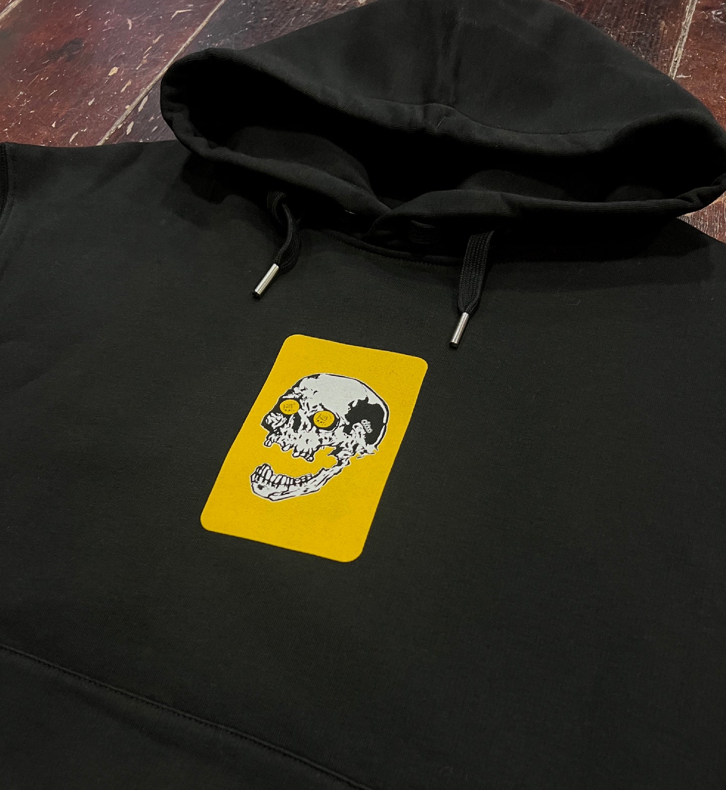 SUDADERA NEGRA CALAVERA CON MONEDAS EN LOS OJOS "CARONTE" 06800